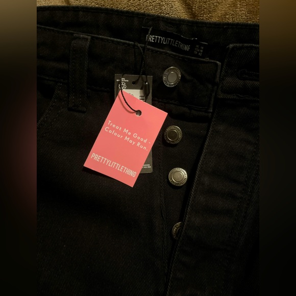 PRETTYLITTLETHING Washed Black Knee Rip Boyfriend Jeans - Picture 5 of 12